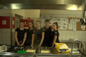 Učenci kuhali v hotelski kuhinji 16